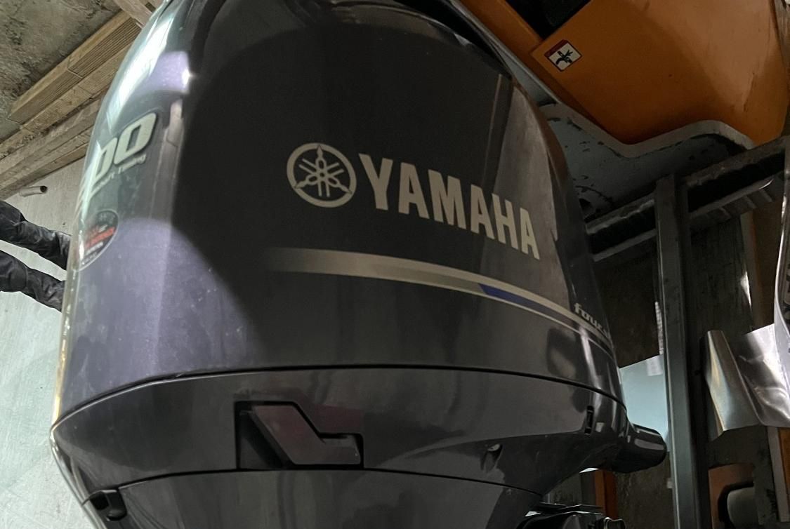 Yamaha F200 thumbs